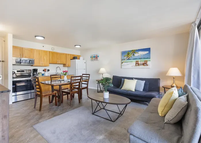 Spacious 8Th Floor Waikiki Condo With City Views, Full Kitchen & Free Parking