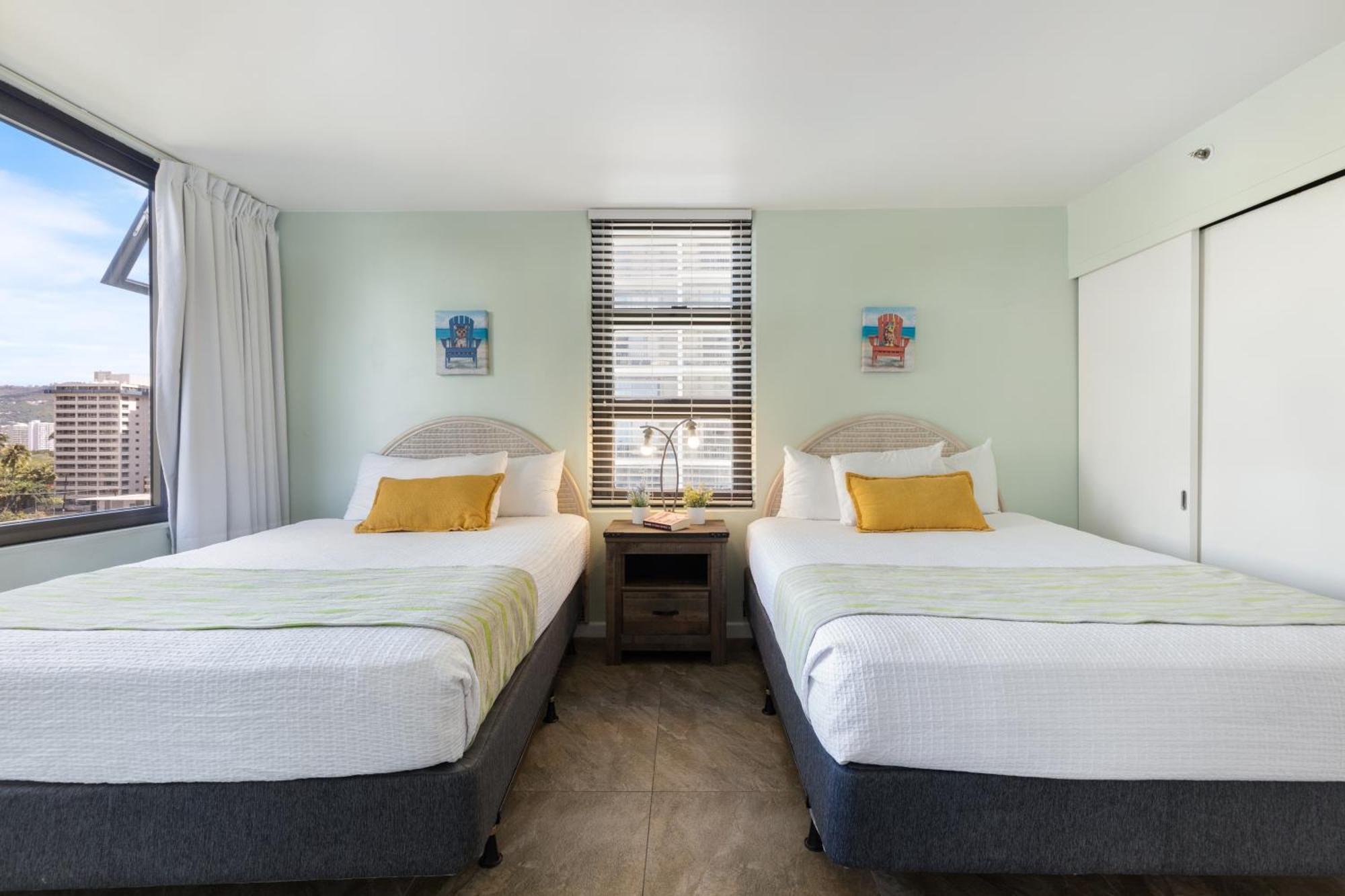 Spacious 8th Floor Waikiki With Views, Full Kitchen & Free Parking *