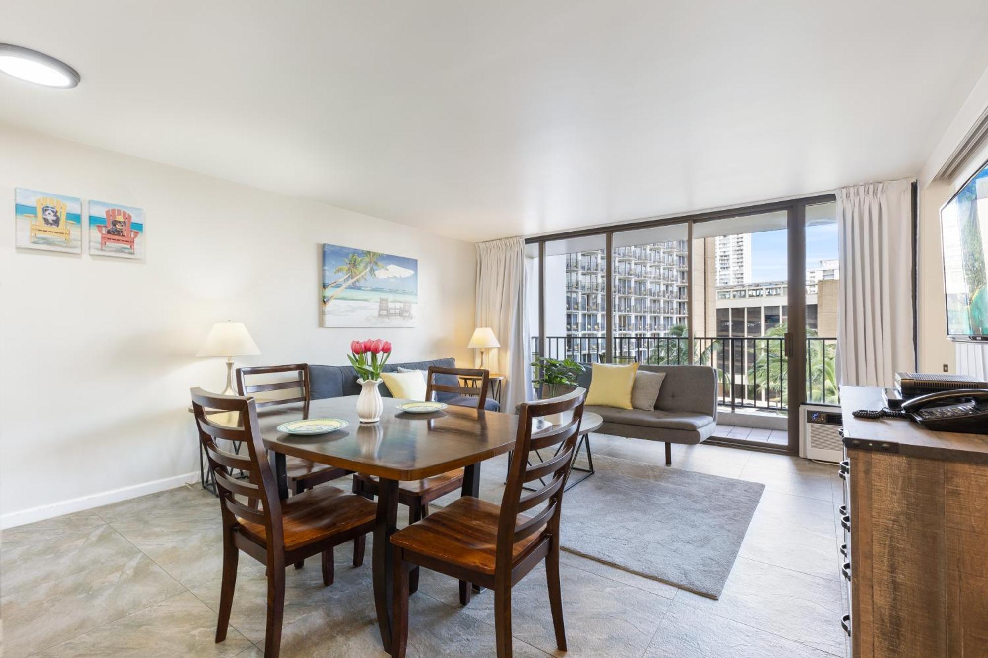 Spacious 8th Floor Waikiki With Views, Full Kitchen & Free Parking Apartment *
