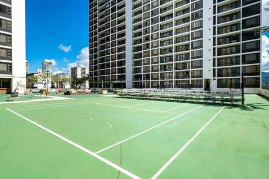 Apartment Spacious 8th Floor Waikiki With Views, Full Kitchen & Free Parking *