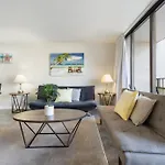 Spacious 8Th Floor Waikiki Condo With City Views, Full Kitchen & Free Parking