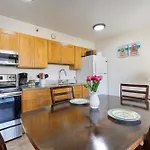 Spacious 8Th Floor Waikiki Condo With City Views, Full Kitchen & Free Parking