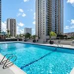 Spacious 8Th Floor Waikiki Condo With City Views, Full Kitchen & Free Parking