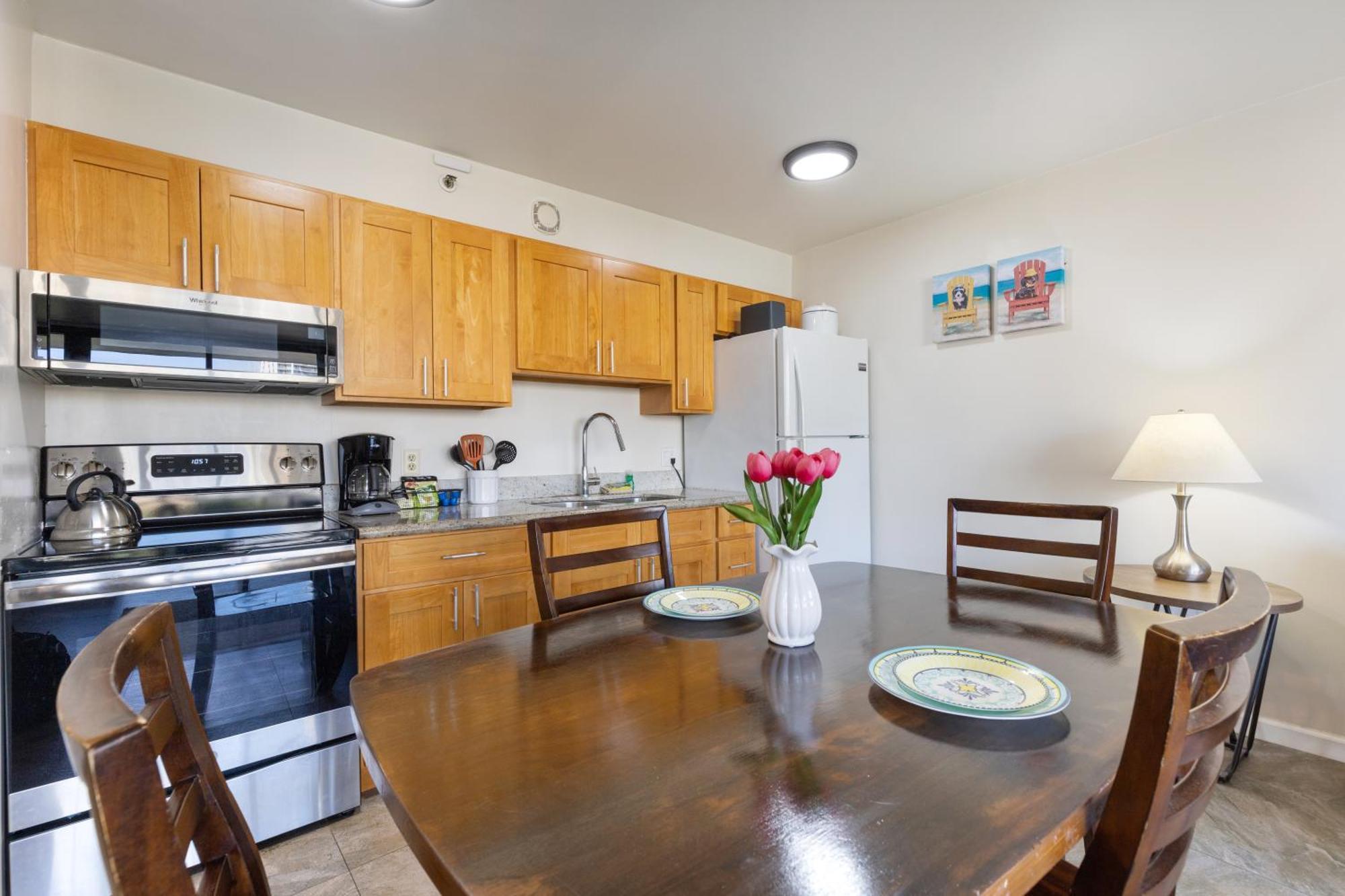 Spacious 8th Floor Waikiki With Views, Full Kitchen & Free Parking
