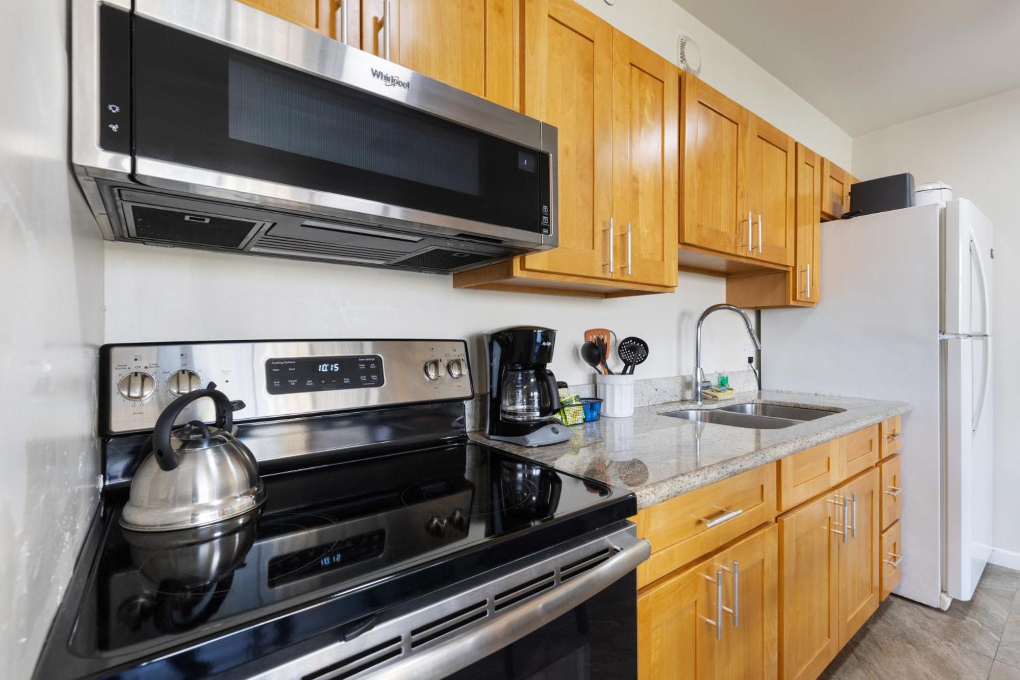 Spacious 8th Floor Waikiki With Views, Full Kitchen & Free Parking Honolulu