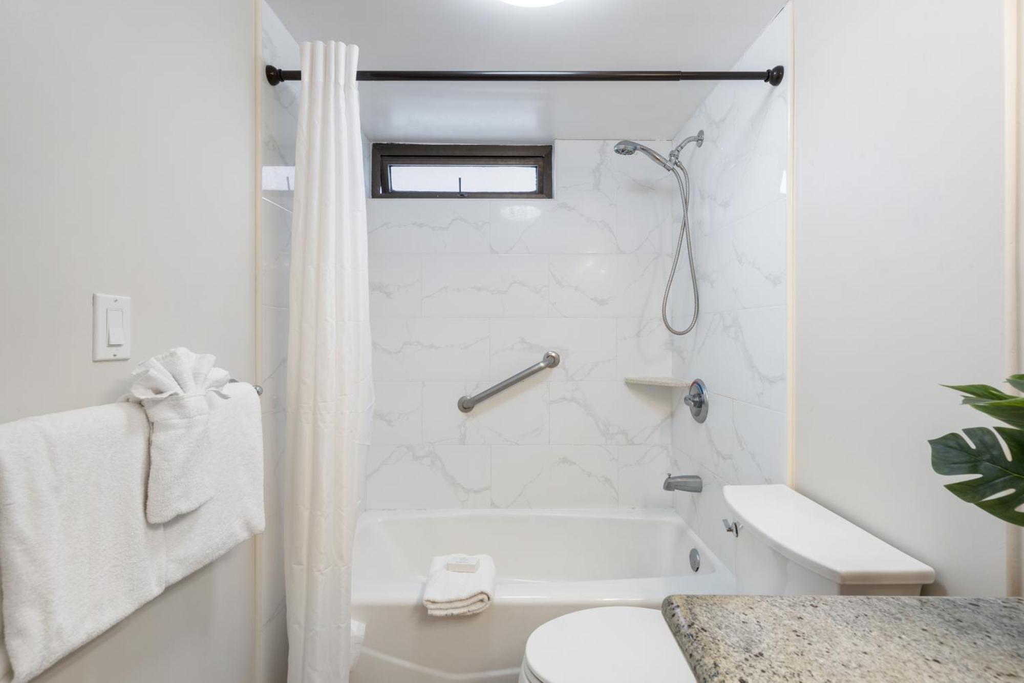 Spacious 8th Floor Waikiki With Views, Full Kitchen & Free Parking Apartment